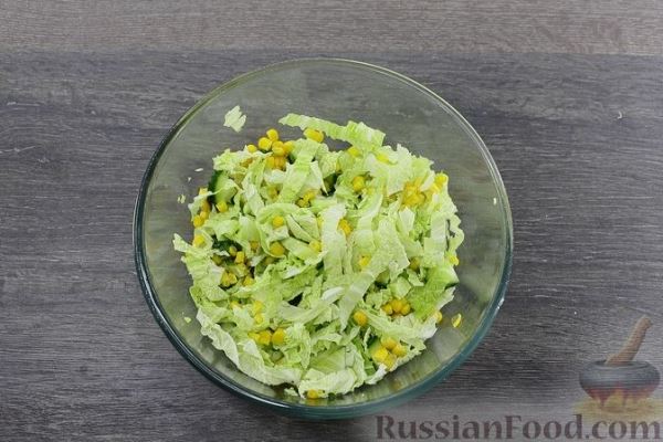Салат с пекинской капустой, кукурузой, огурцом и фетой