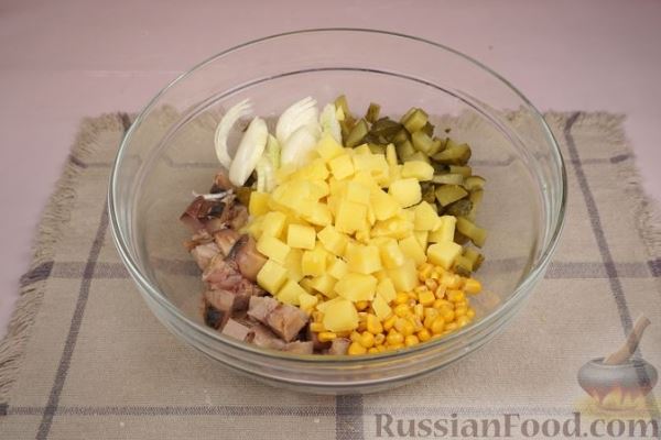 Салат с копченой скумбрией, картофелем, маринованными огурцами и кукурузой