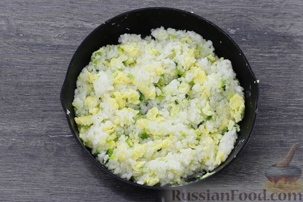Рис с черемшой и яйцами