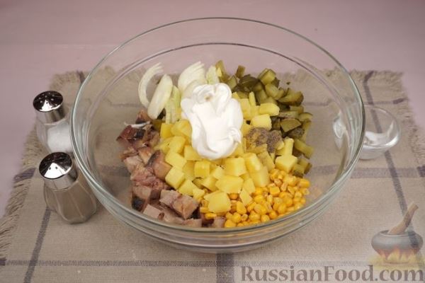 Салат с копченой скумбрией, картофелем, маринованными огурцами и кукурузой