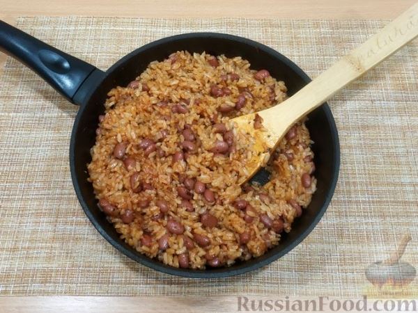 Рис с фасолью в томатном соусе (на сковороде)