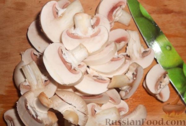 Салат с омлетом, грибами и фасолью