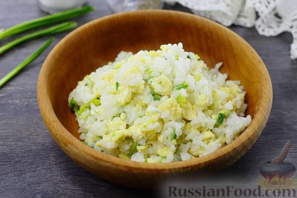 Рис с черемшой и яйцами