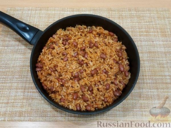 Рис с фасолью в томатном соусе (на сковороде)