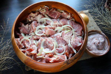 Шашлык в маринаде с майонезом и луком из свинины