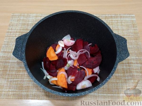 Рыба, тушенная со свёклой и морковью в томатно-сметанном соусе