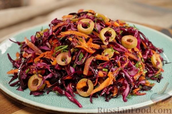 Салат из краснокочанной капусты с морковью и оливками
