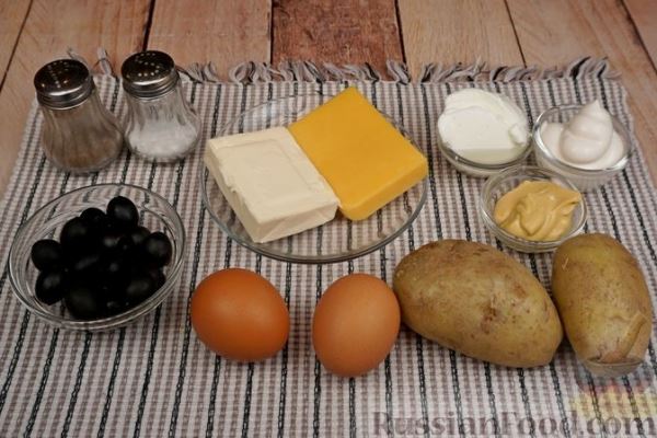 Слоёный салат с картофелем, двумя видами сыра, яйцами и маслинами