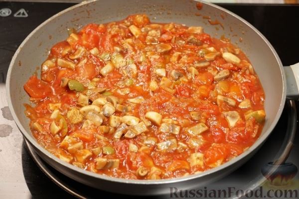 Макароны в томатно-грибном соусе с оливками