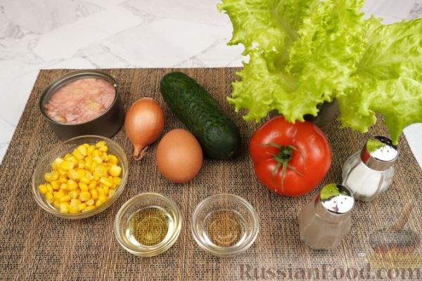 Салат с тунцом, овощами и яйцом