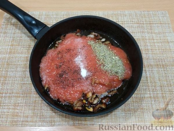 Макароны с беконом в томатном соусе