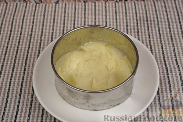 Слоёный салат с картофелем, двумя видами сыра, яйцами и маслинами