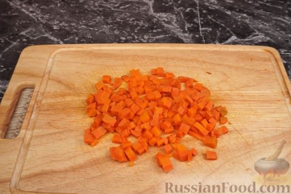 Салат с рыбными консервами, морковью, маринованными огурцами и яйцами