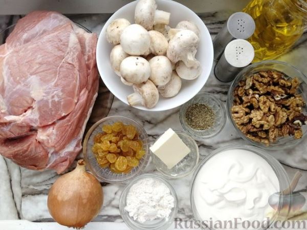 Рагу из свинины с грибами, грецкими орехами и изюмом (в духовке)