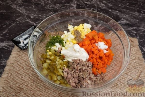 Салат с рыбными консервами, морковью, маринованными огурцами и яйцами
