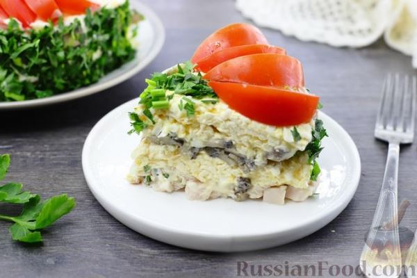 Слоёный салат с курицей, грибами, помидорами, плавленым сыром и яйцами