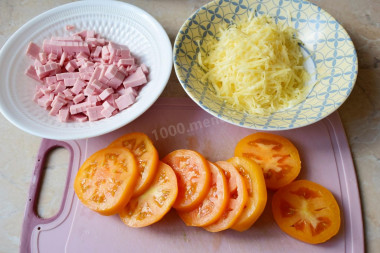 Кабачки с колбасой и сыром на сковороде