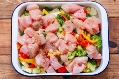 ПП курица запеченная с овощами в духовке
