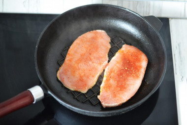 Сочный правильный стейк из свинины на сковороде
